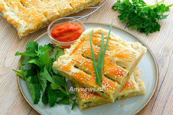 Пирог из слоеного теста с картошкой