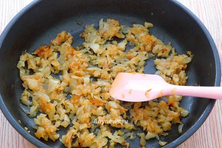 Лук измельчить кубиком и обжарить в масле