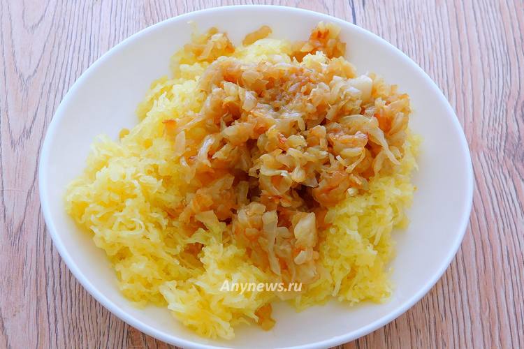 Картошку очистить и натереть на мелкой терке