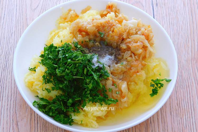 Всыпать нарубленную петрушку, посолить