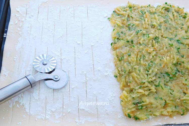 Тесто слоеное раскатать до толщины 3-4 миллиметра