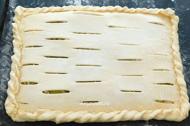 Накрыть начинку тестом, края защипать и подвернуть