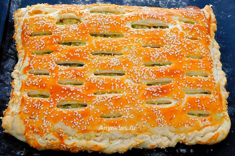 Выпекать пирог из слоеного теста с картошкой в духовке 25 минут