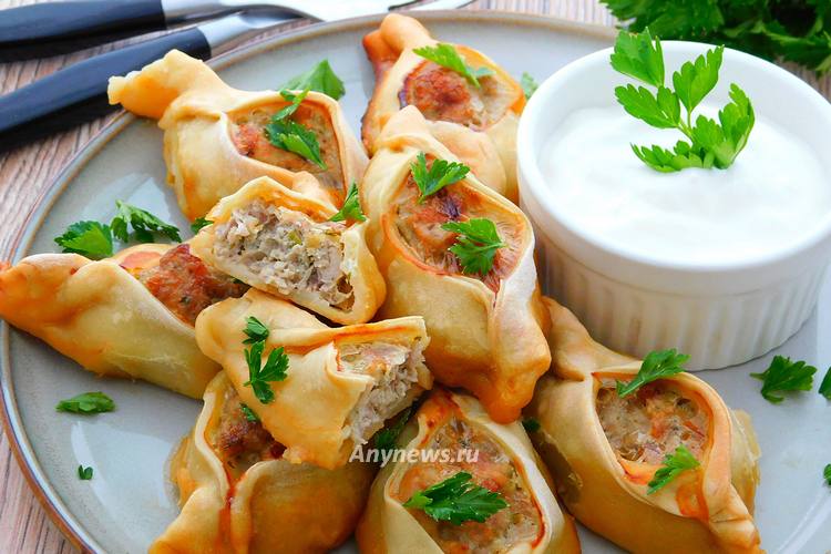 Готовые манты выложите на блюдо