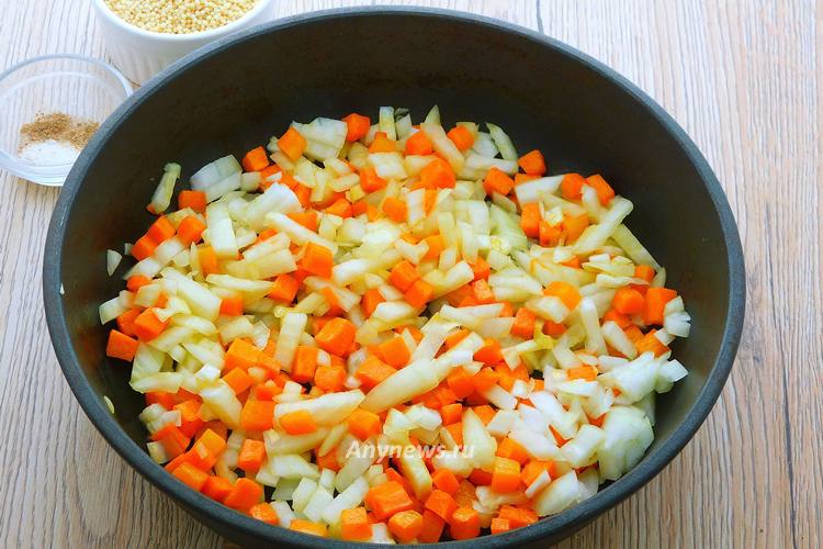 Приготовьте овощную зажарку из лука и моркови