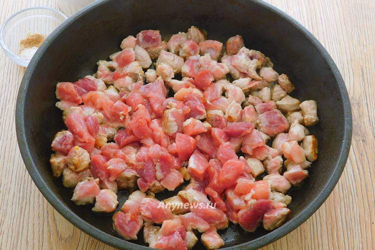 Обжарьте мясо на сковороде