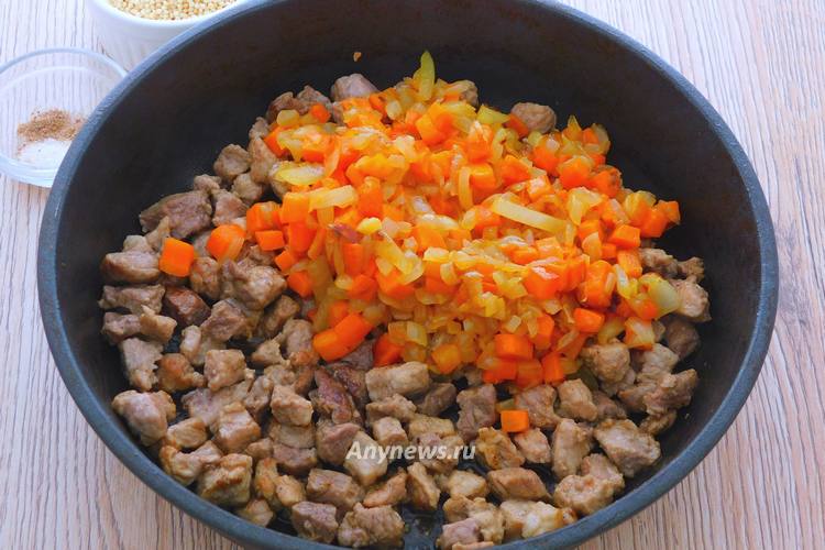 Верните в сковороду зажарку из моркови и лука